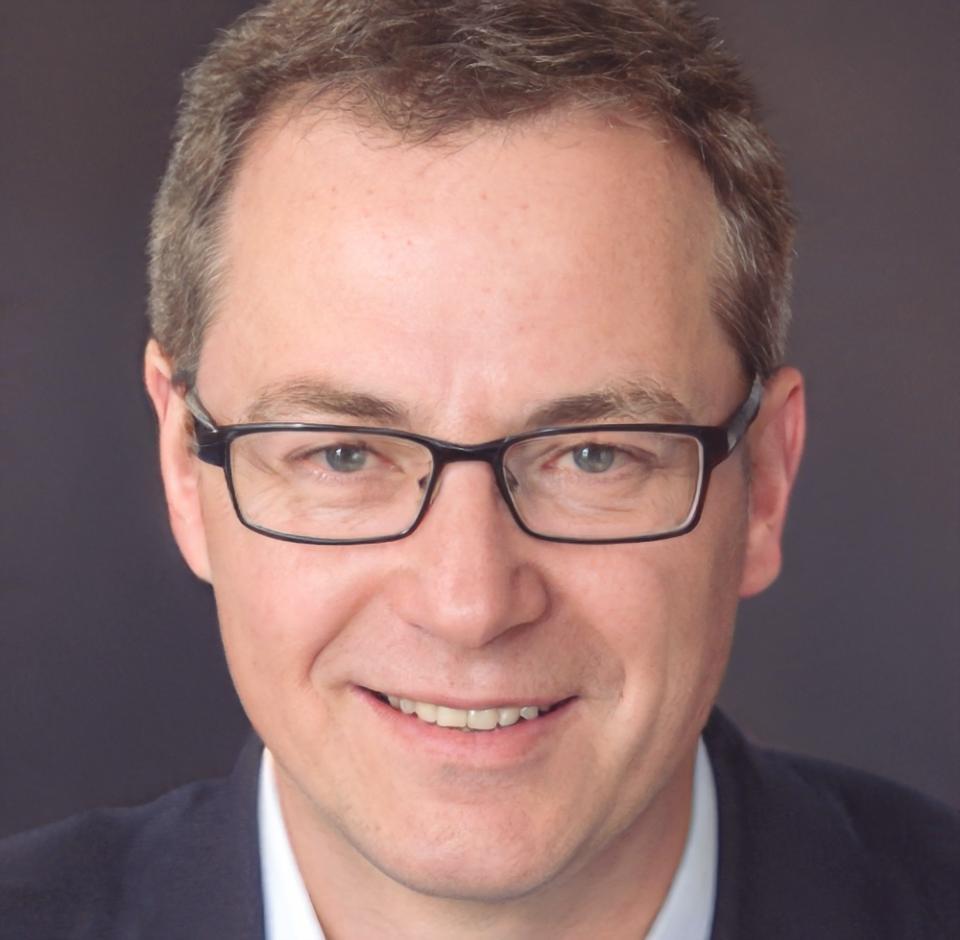 Kasper Lindholm financial analyst